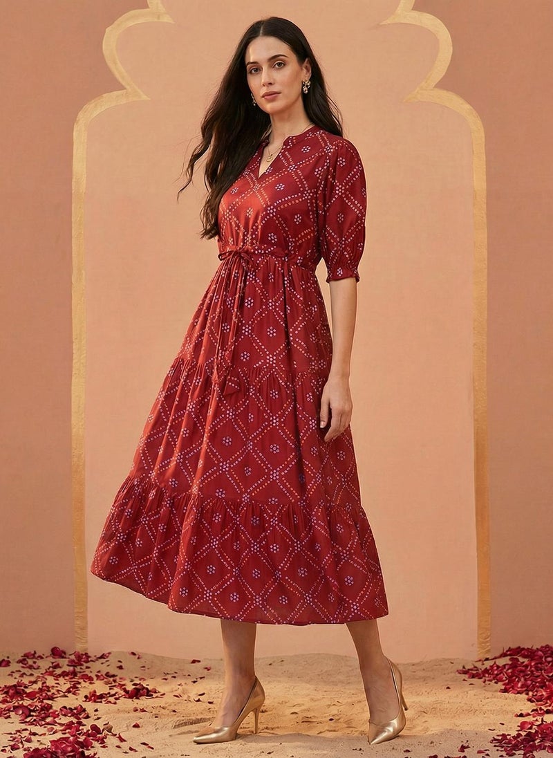 جلو باص فستان ميدي نسائي بياقة ماندرين وأكمام منفوشة وطبعات بانداني حمراء وربطة خصر وتصميم طبقات - Image 3